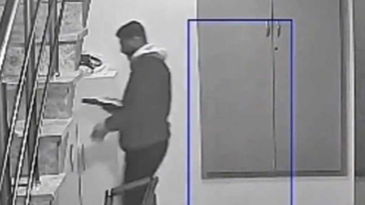 ‘Yardım Topluyoruz’ Diyerek Binaya Girdi, Duvarlara Yazdığı Yazı Tedirgin Etti