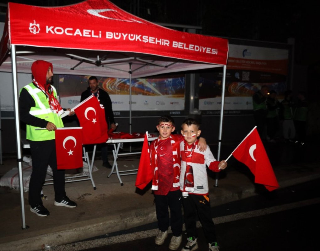 Büyükşehir’den milli maça binlerce bayrakla destek