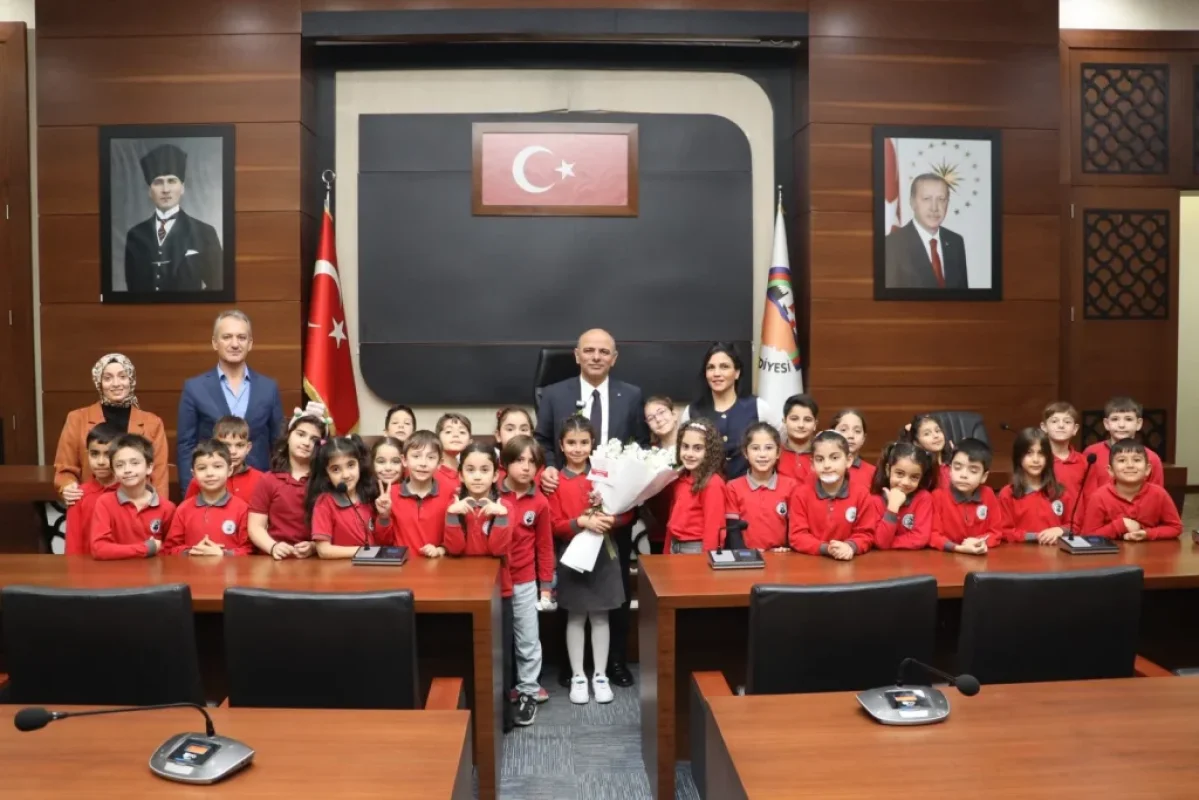 Minik öğrenciler yerel yönetimi belediyede öğrendi