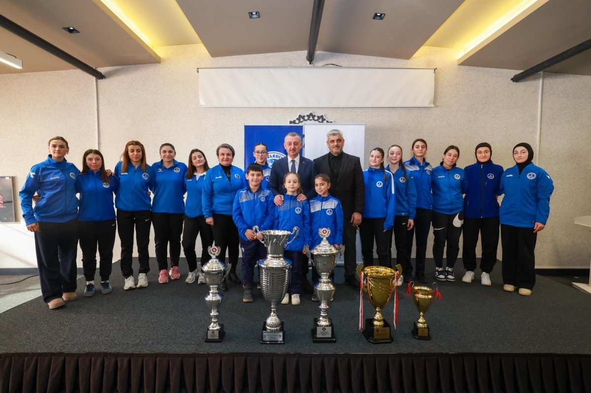 Büyükakın, Kağıtspor’un başarılı sporcularını tebrik etti