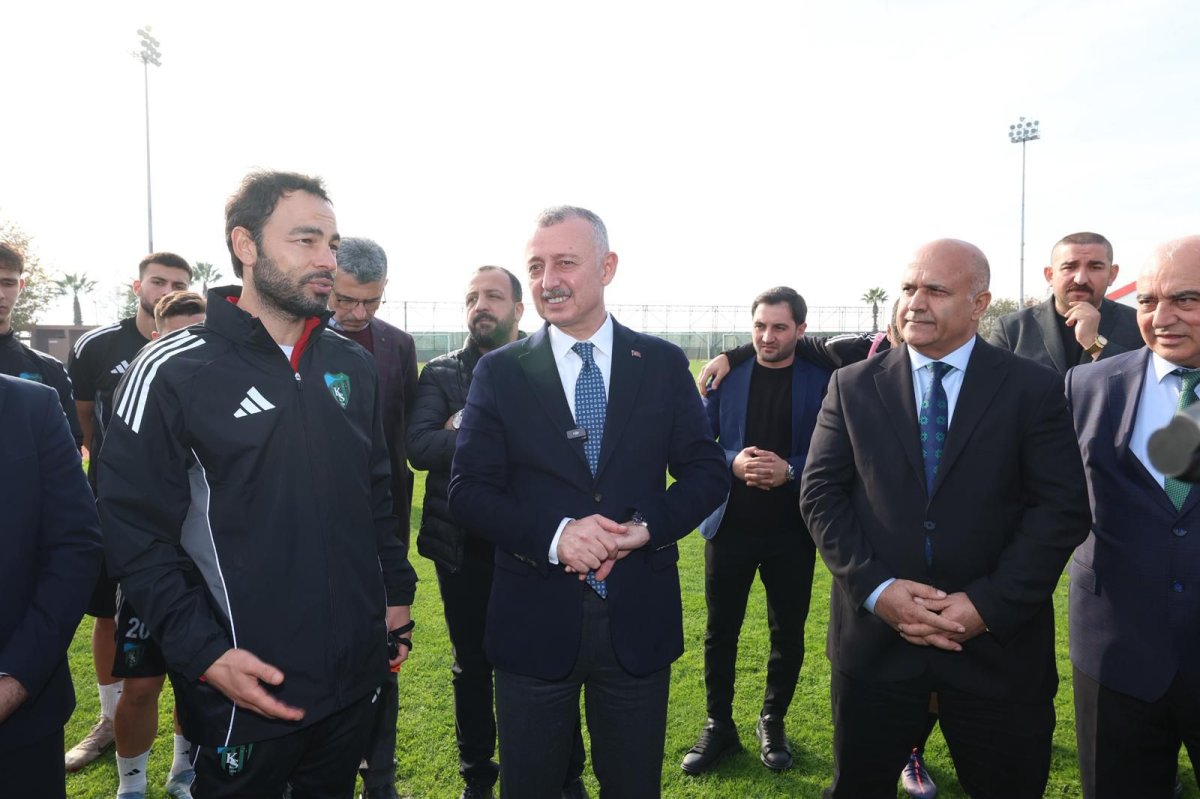 Büyükakın’dan Kocaelispor’a moral veren ziyaret;  “Çok iyi gidiyoruz, daha iyi yerlere geleceğiz”