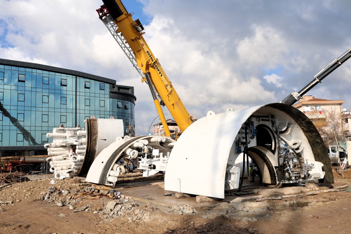 Derince’de iki TBM kuruluma hazırlanıyor