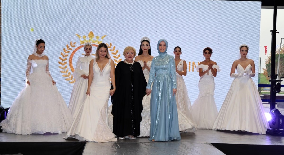 Evlilik Fuarı'nda gelinlik defilesi büyüledi