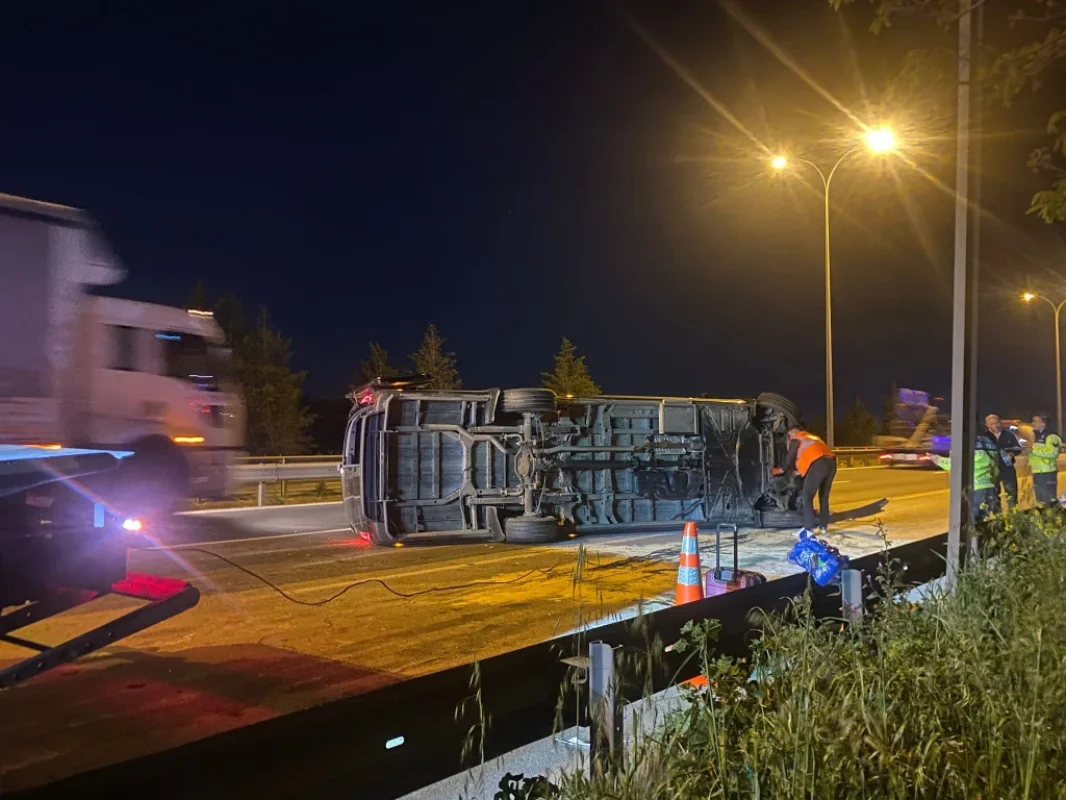 Otoyolda minibüs tıra çarptı, yan yattı!