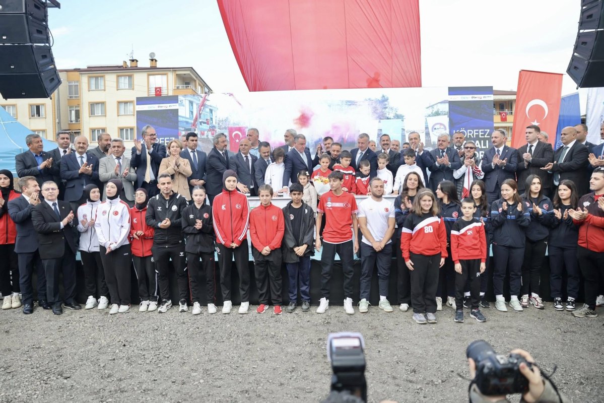 Dev tesisin temelini Bakan Osman Aşkın Bak attı