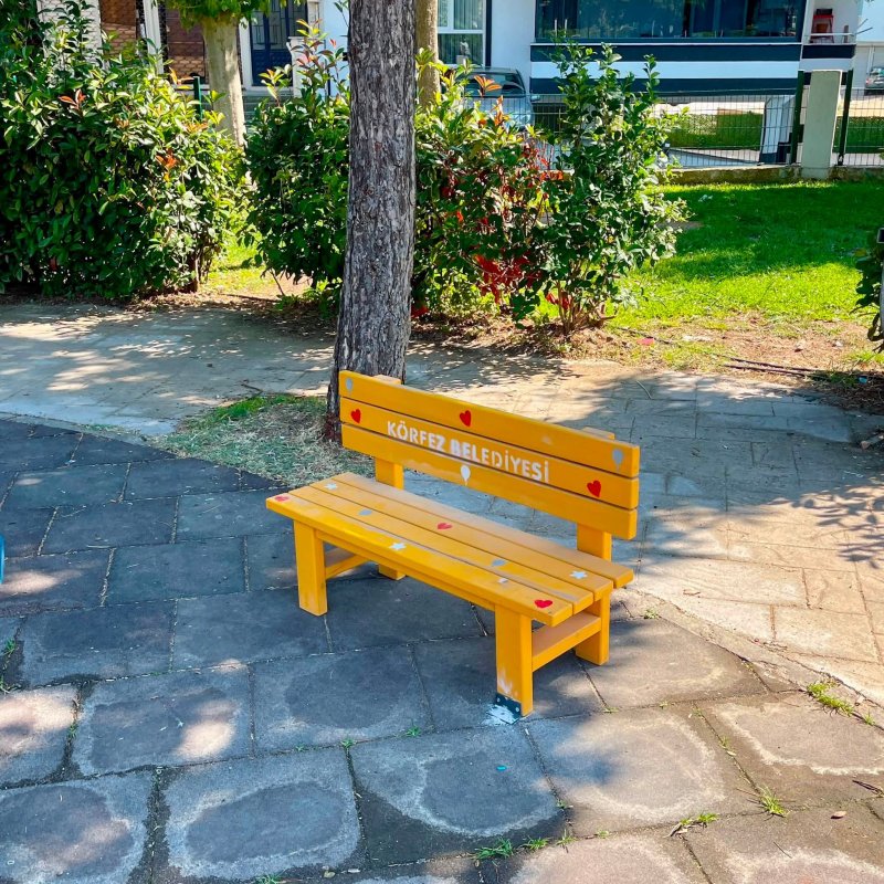 Parklara çocuklara özel oturma grupları