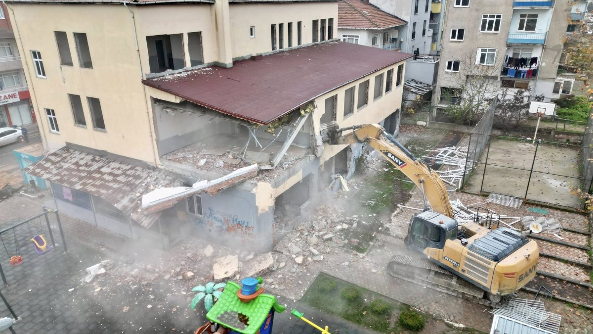 Körfez’de riskli bina yıkıldı !