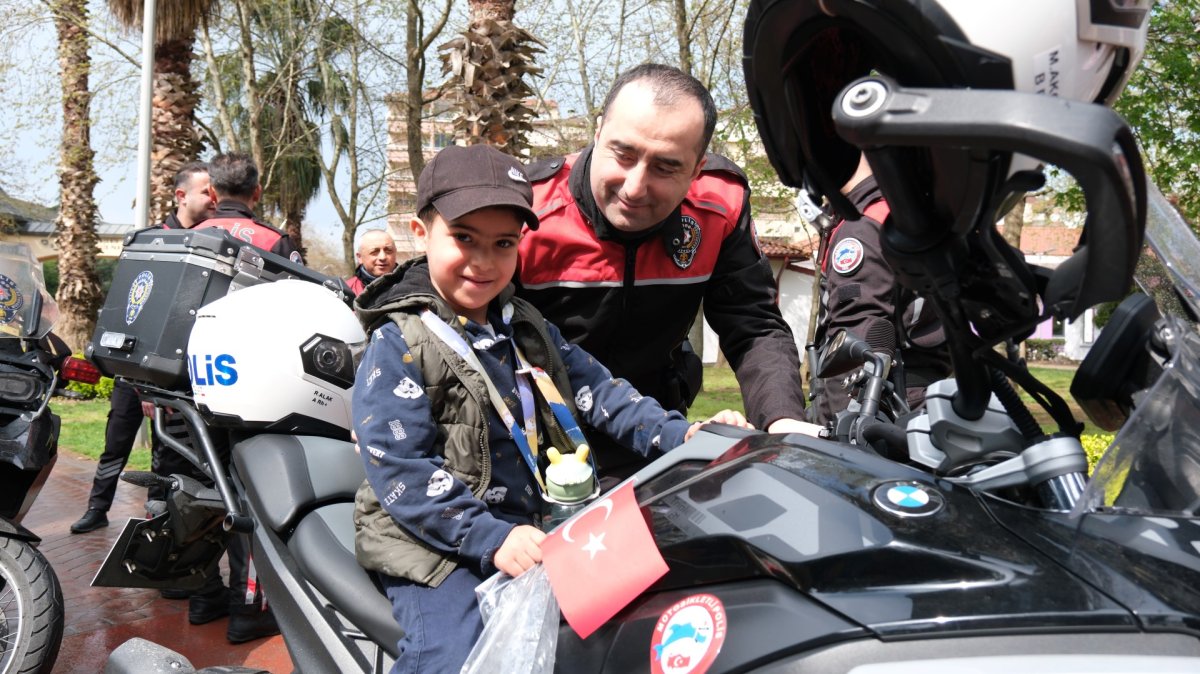 Yunus polisleri, çocukların gönlünü fethetti