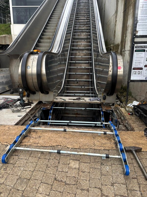 Yürüyen merdivenler saat gibi işliyor