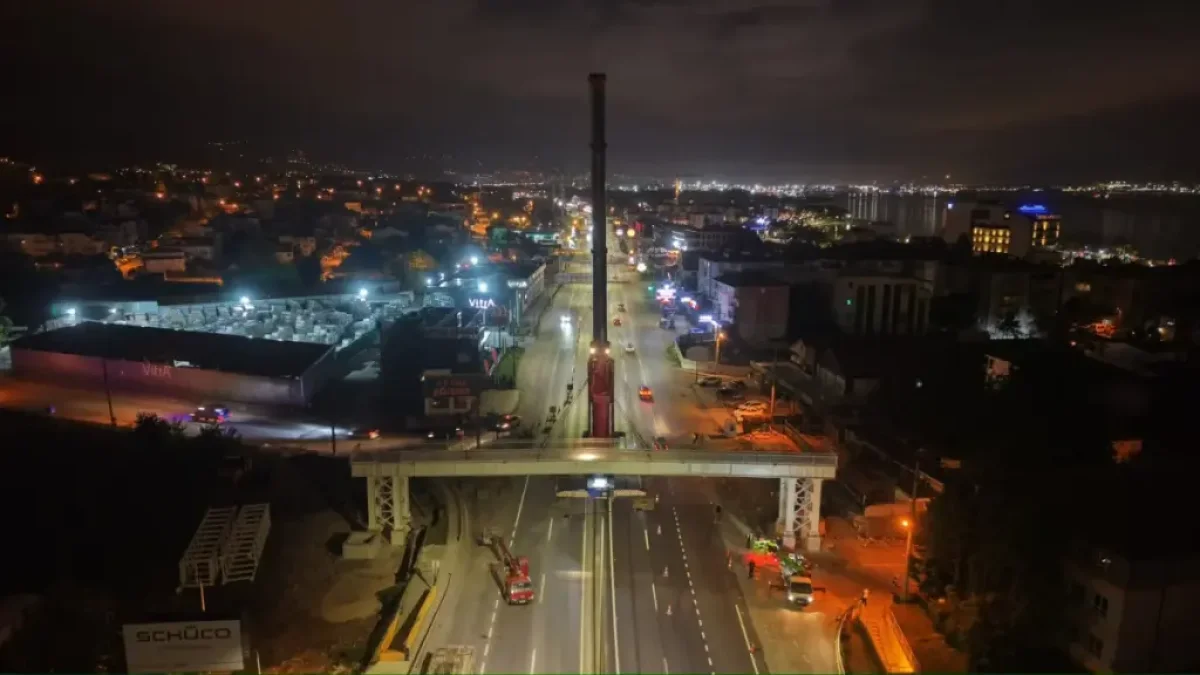 Başiskele’de 80 tonluk dev tabliye monte edildi