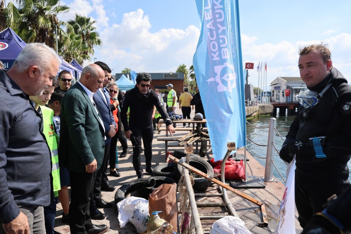 500 gönüllü, 1 ton atık topladı