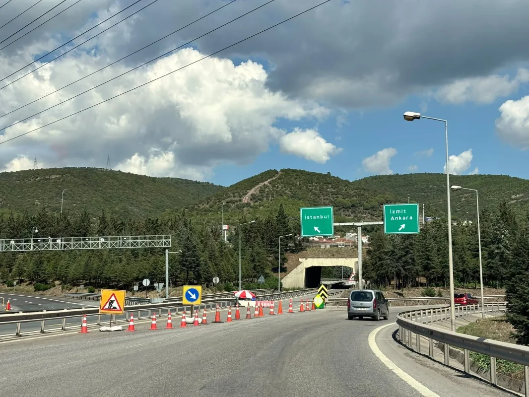TEM Otoyolu’nda Çalışmalar Tamamlandı: İstanbul İstikameti Trafiğe Açıldı