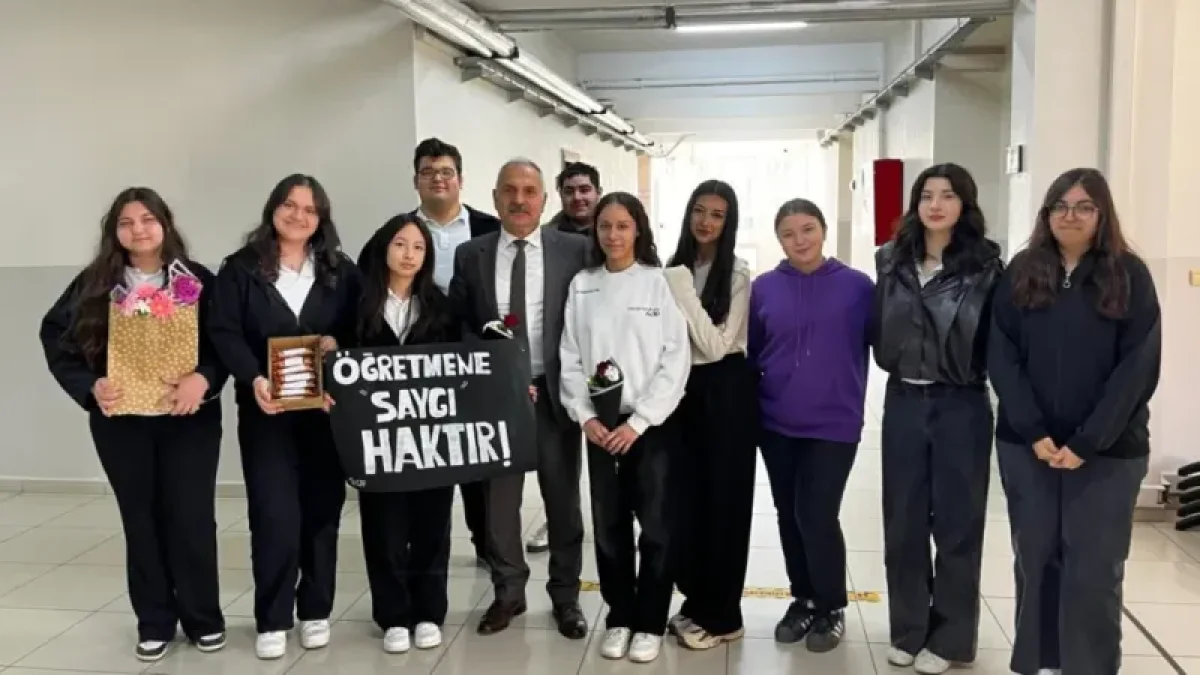 Öğrencilerden öğretmenlere çiçekli destek