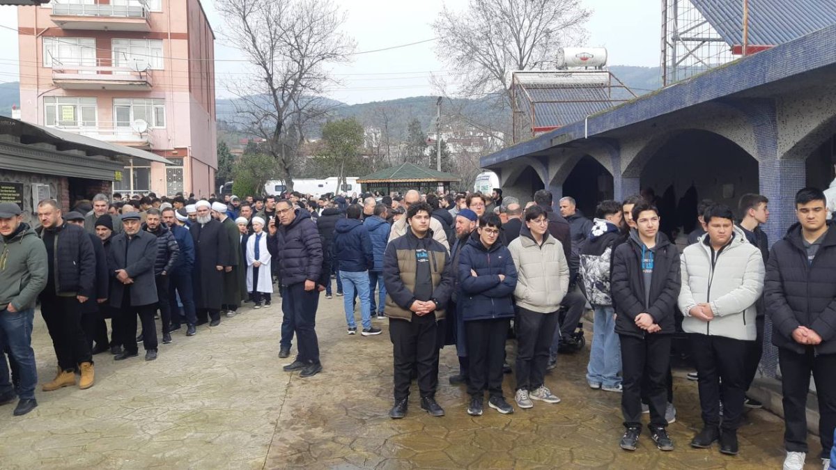 Musa Efe Sönmez'in cenazesinde cemaat camiye sığmadı. 