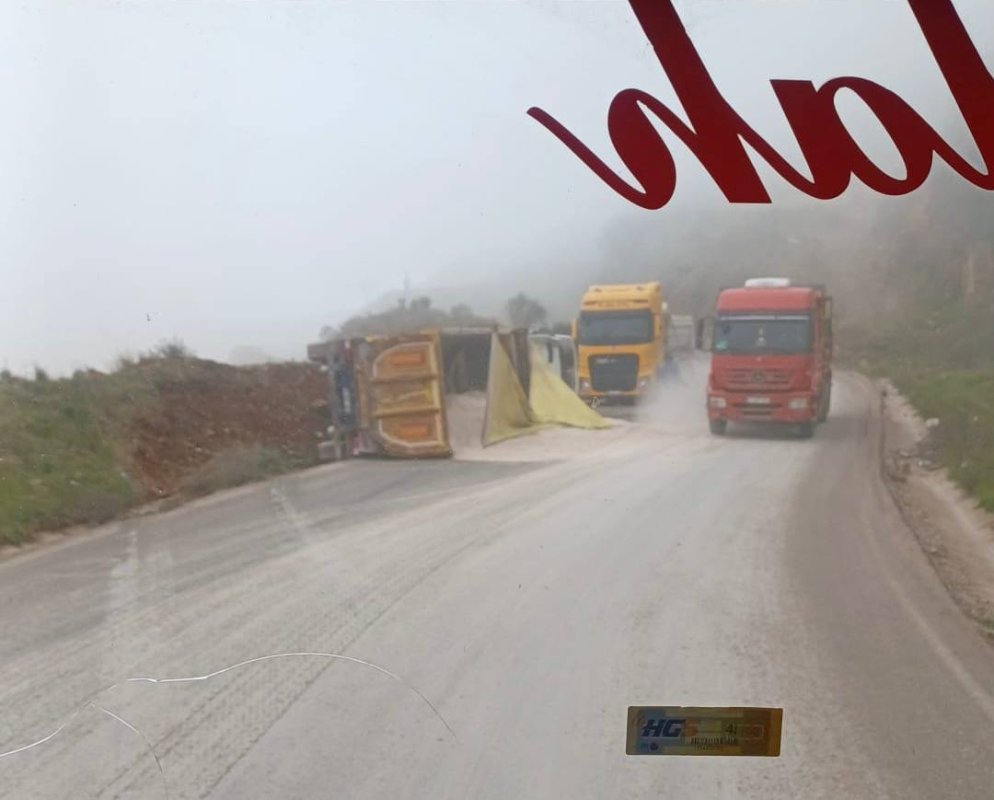 Hereke’de Tır Devrildi, Trafik Kontrollü Sağlanıyor