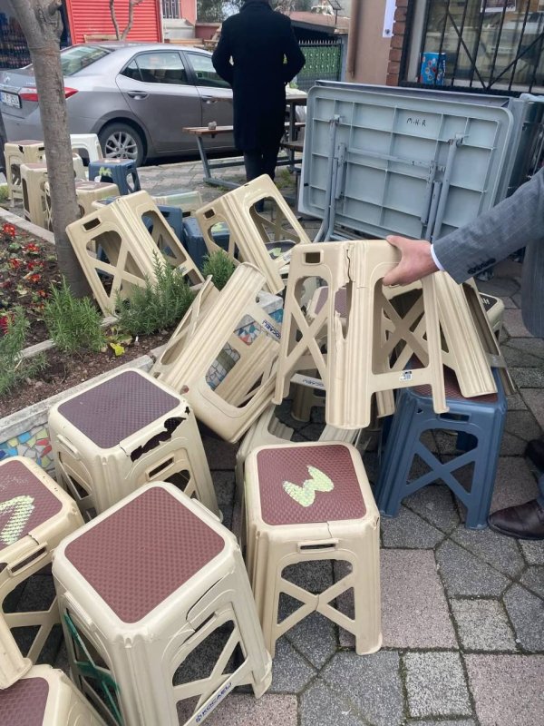 Tabureler Kırık Geldi, Muhtar Tepkili