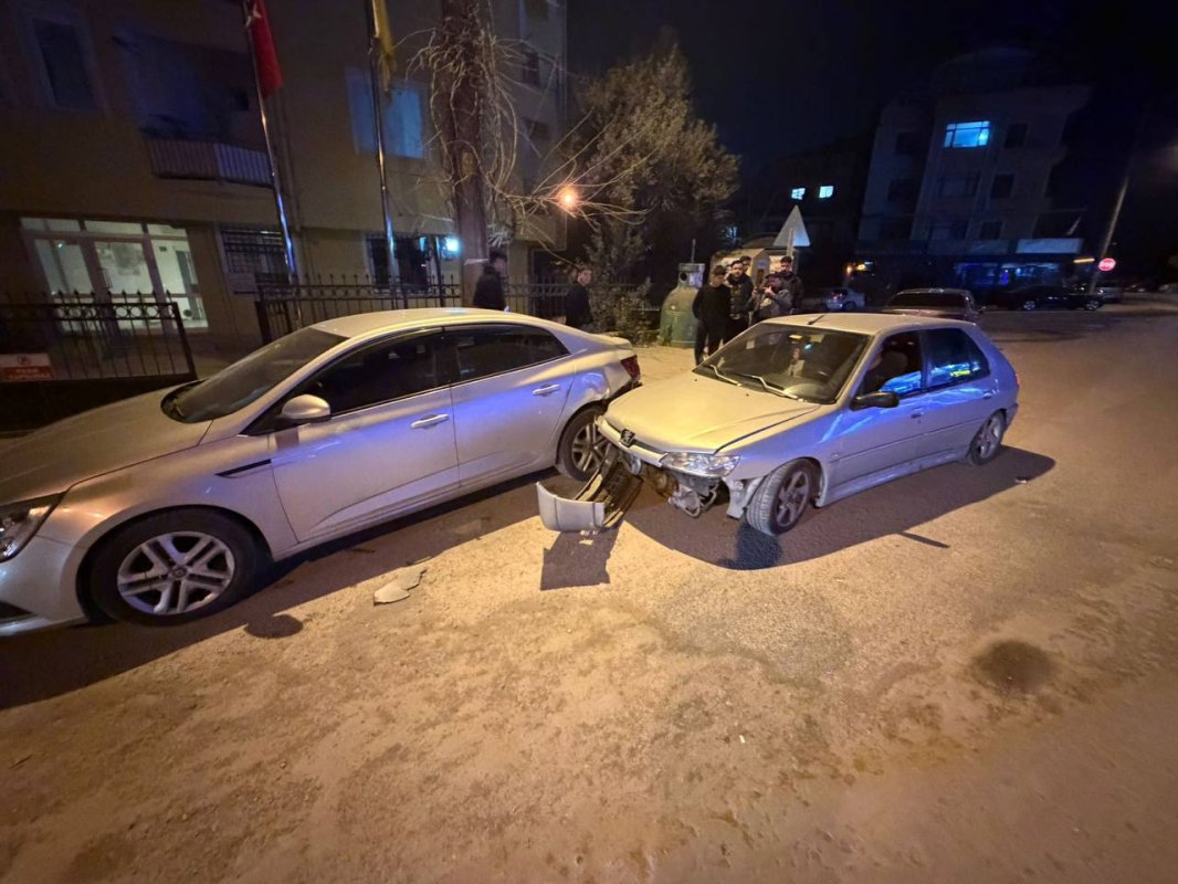 Körfez’de Acemi Sürücü Park Halindeki Araca Çarptı