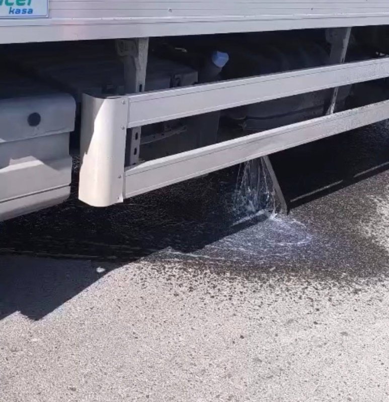 Körfez Kiraz Kavşağı’nda Yola 180 Litre Yakıt Aktı