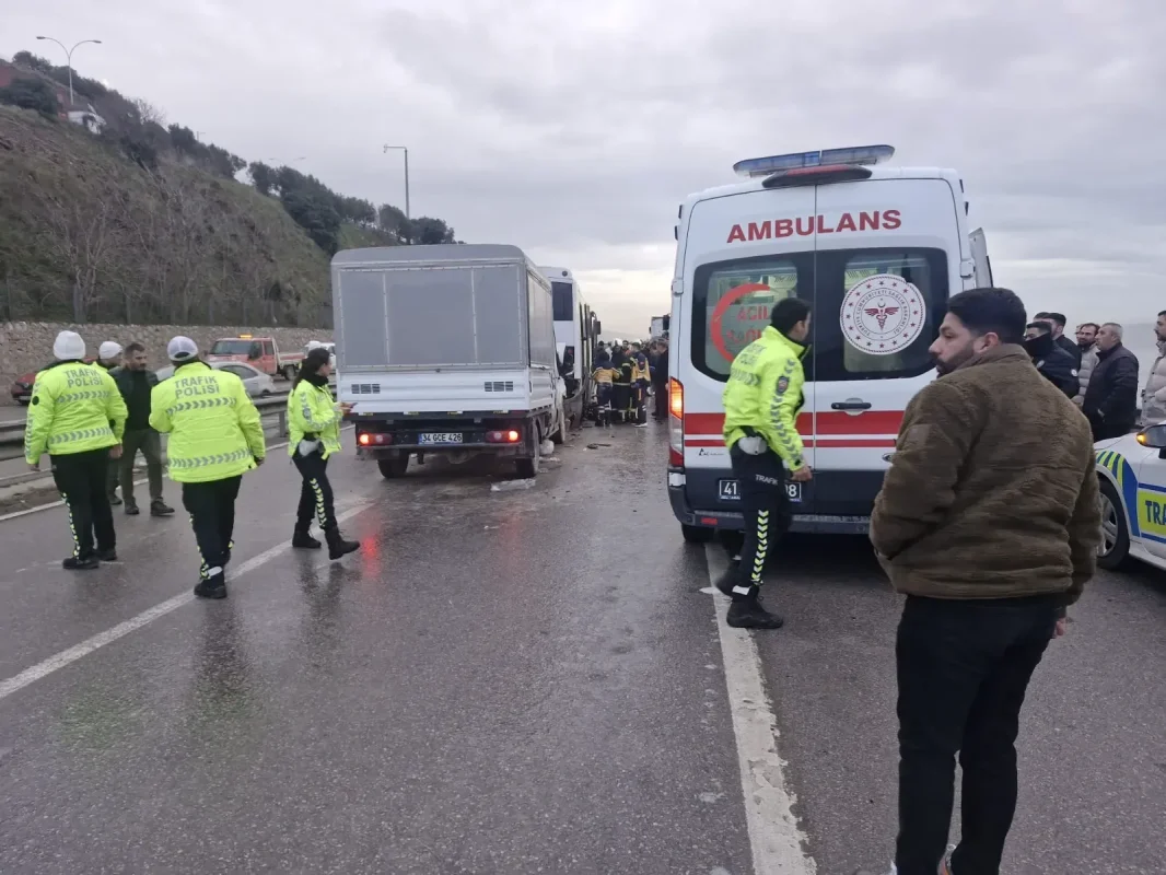 Dilovası D-100’de Zincirleme Kaza: 7 Yaralı